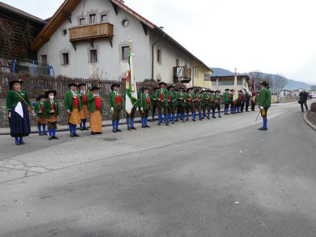 Die Schützenkompanie beim Abfeuern der Ehrensalve vor dem Widum | Foto: Schützenkompanie Telfs