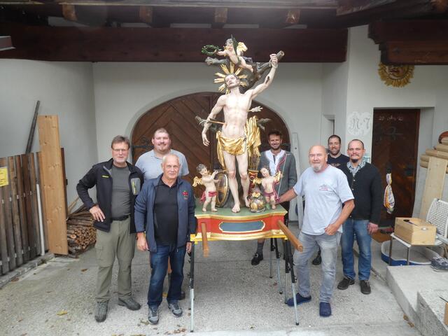 Abholung der Sebastian-Figur beim Restaurator Josef „Seppi“ Trostberger (vorne rechts) | Foto: Schützenkompanie Telfs