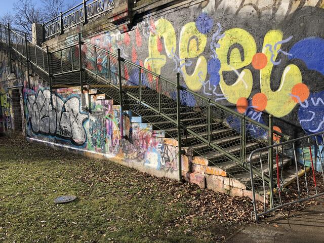 So sahen die Stiegen vorher aus: Dieser Abgang zum Donaukanal beim Siemens-Nixdorf-Steg ist nun saniert und wieder geöffnet.