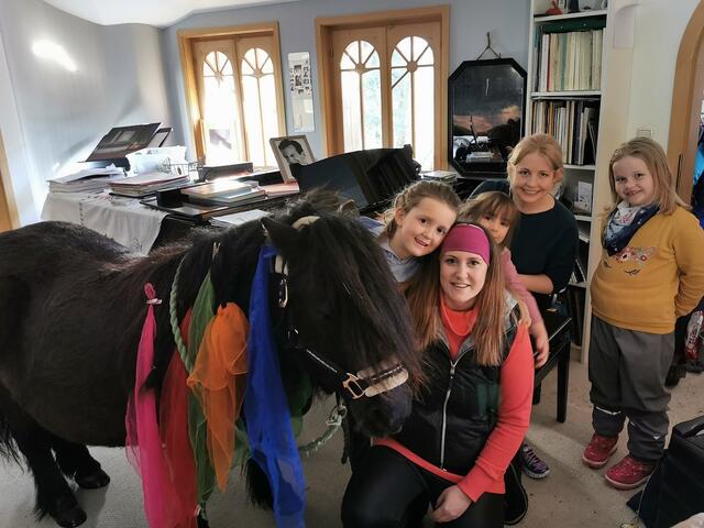 Vor rund einem Jahr ist Brigitta Penz mit „Brixis Bunte Ponywelt“ nach Preitenegg gesiedelt und arbeitet mit Iva Schell zusammen. | Foto: Privat