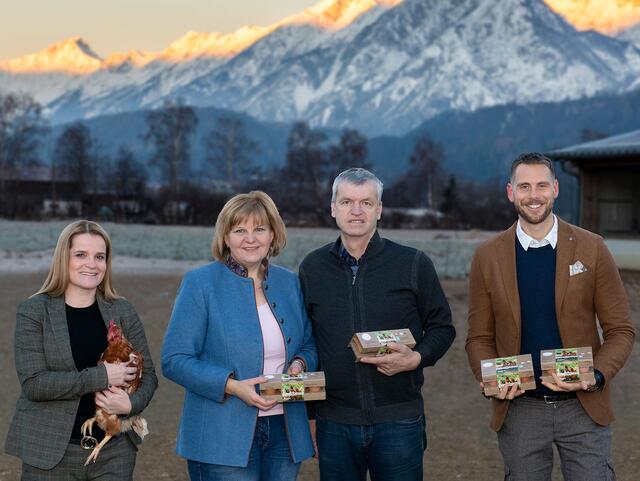 Christa und Peter Schweiger aus Kolsass (Mitte) freuen sich gemeinsam mit Matthias Pöschl (Agrarmarketing Tirol) und SPAR-Geschäftsführerin Patricia Sepetavc über die seit über zehn Jahren andauernde Partnerschaft. | Foto: © SPAR 