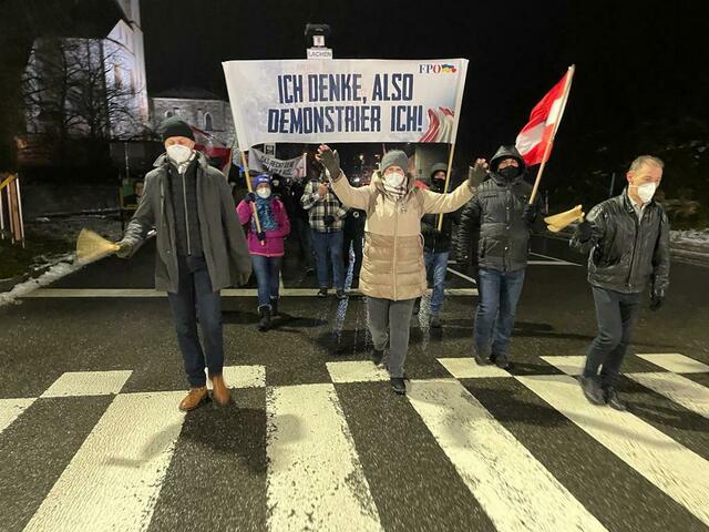 Bildtext: Gf. BezPO Alexander Schnabel, Bezirksparteiobfrau Edith Mühlberghuber und FPÖ-Spitzenkandidat Josef Gschwandegger (v.l.) führten den Demonstrationszug durch Waidhofen an.Foto: FPÖ | Foto: FPÖ