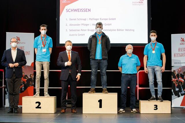 Daniel Schinagl (Mitte) ist der Sieger bei den AustrianSkills in der Disziplin Schweißen. | Foto: WKÖ/SkillsAustria/Florian Wieser