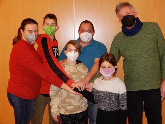 Familie Hauser übergab die Spende an Hans Schneider, Leiter der Lebenshilfe-Werkstätte Vöcklamarkt (r.). | Foto: Lebenshilfe OÖ