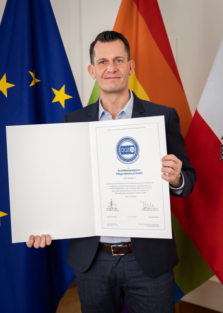 Minister Mückstein überreichte das Zertifikat. | Foto: Sozialministerium