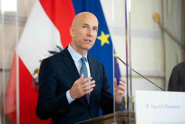 Trotz steigender Kurzarbeitsvoranmeldungen sei die Lage am Arbeitsmarkt weiterhin stabil, so Arbeitsminister Martin Kocher (ÖVP).  | Foto: Christopher Dunker/BKA