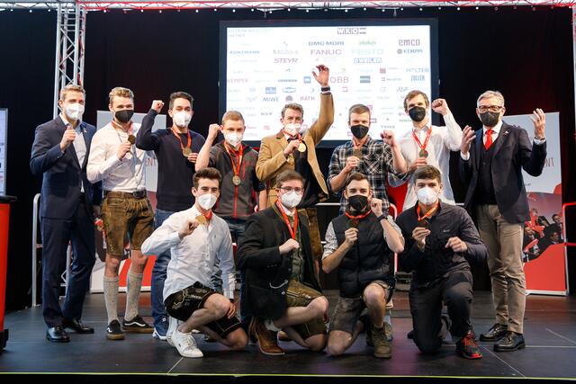 Die steirischen Berufsstaatsmeister mit WKO-Vizepräsident Philipp Gady (l.) und WKO-Steiermark-Präsident Josef Herk (r.) | Foto: WKÖ/SkillsAustria/Florian Wieser