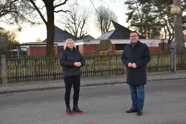 Bürgermeister Christian Haberhauer und Bildungsstadträtin Doris Koch besichtigen den ehemaligen Kindergarten in Eggersdorf.
 | Foto: Stadtgemeinde Amstetten