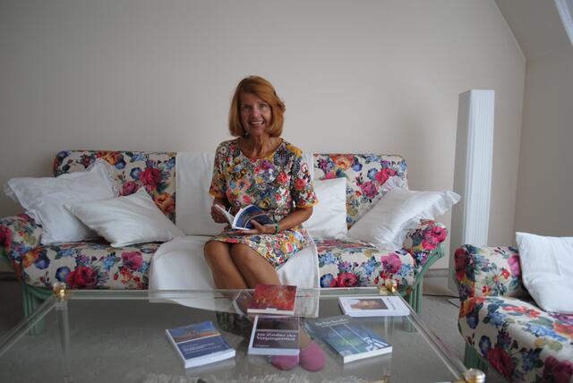 Autorin Margit Richter hat sich dem romantischen Fach verschrieben.  | Foto: Franziska Bukowsky