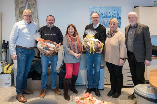 Bei einem Lokalaugenschein: Bgm. Josef Waltl, Gemeinderat und Geschäftsführer EMF Mario Loibner, Gemeinderätin Elfriede Schmidt, Geschäftsführer "CarCeramic" Andreas Lambauer, Gemeindekassierin Marlies Schuster und Vize-Bgm. August Nußmüller (v.l.) | Foto: Elke Scheucher