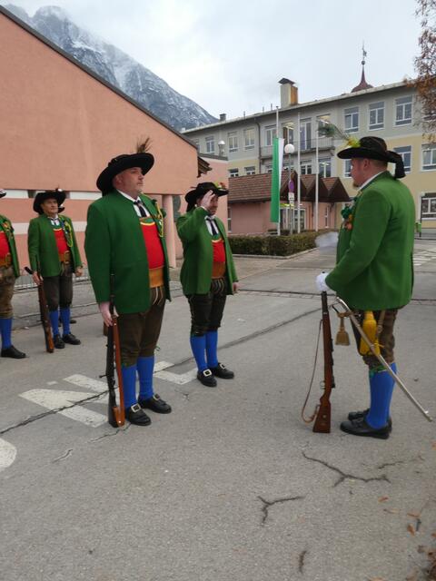 Waffenübergabe an Martin Spiß und Manuel Steiner (v.l.n.r.) | Foto: Schützenkompanie Telfs