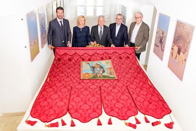 Präsentation der Zunftfahne im Museum Lauriacum. Von links: Gerald Auböck, Ingrid und Ernst Auböck, Museumverein-Obmann Gottfried Kneifel und Reinhardt Harreither, wissenschaftlicher Leiter.  | Foto: Museumverein Lauriacum
