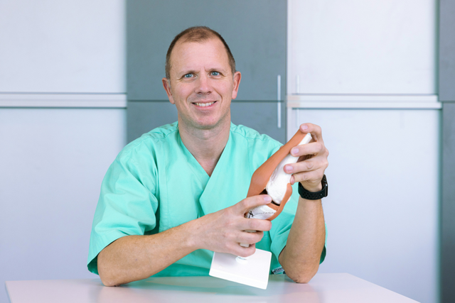 Knieoperationen verlaufen meist ohne Komplikationen, weiß der Grazer Orthopäde Christof Pabinger.  | Foto: Konstantinov