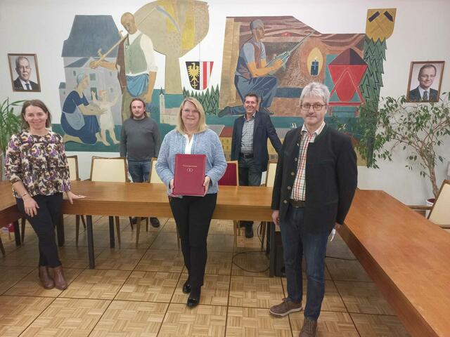 v.l. 1. Reihe: Wolfseggs Bürgermeisterin Barbara Schwarz, Standesbeamtin Elke Gürtler (Wolfsegg) und Mannings Bürgermeister Gerhard Gründlinger.
v.l. 2. Reihe: Ottnangs Bürgermeister Peter Helml und Atzbachs Bürgermeister Berthold Reiter. | Foto: WOMA-Gemeinden