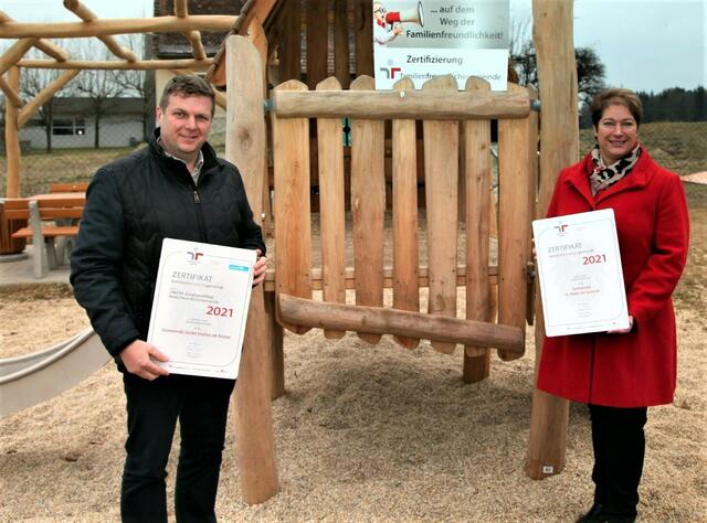 Stephan Oswald, Bürgermeister in St. Stefan ob Stainz, und LAbg. Maria Skazel, Bürgermeisterin in St. Peter im Sulmtal, freuen sich über das Re-Audit zur familienfreundlichen Gemeinde. | Foto: Alois Rumpf