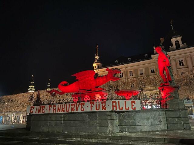 Diese Transparente mit dem Schriftzug "Eine Fankurve für alle" findet man derzeit überall in der Landeshauptstadt.  | Foto: Facebook-Seite Lindwurmkurve Klagenfurt