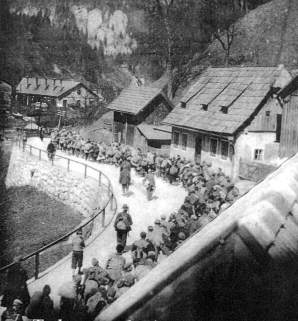 Bild vom Todesmarsch in Hieflau: Das Foto wurde heimlich aus einer Dachluke aufgenommen. | Foto: Walter Dall-Asen