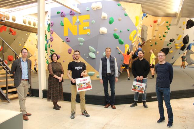 Seit Sonntag ist die Newton-Boulderhalle in Kapfenberg geöffnet, Bürgermeister Fritz Kratzer (hinten Mitte) und Sportreferent Mathias Jentner (ganz links) waren bei der Eröffnung dabei. | Foto: Stadtgemeinde Kapfenberg