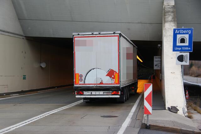 Section Control Anlage im Arlbergtunnel: In beide Fahrtrichtungen gab es insgesamt 4.520 Anzeigen und 230.000 Euro an Strafgeldern wurden verhängt. | Foto: Othmar Kolp