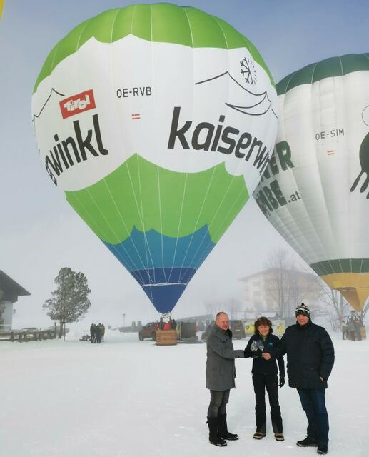 Der Kaiserwinkl Ballon ist starklar. von li. GF. Thomas Schönwälder, Irmgard Moser, TVB Obmann Gerd Erharter. | Foto: Foto TVB