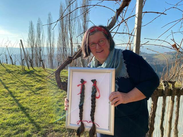 33 Jahre lang trug Ilse Jakopé ihre Zöpfe als Markenzeichen. Sie hat ihre Haarpracht an den Verein "Steirer mit Herz" gespendet. | Foto: privat