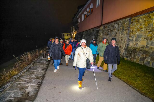 Rund 20 Schärdinger gingen spazieren. | Foto: BRS