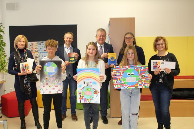 Pädagogin Birgit Velik, Lions Althofen-Hemmaland-Präsident Helmut Wachernig, Bürgermeister Walter Zemrosser, Schulleiterin Susanne Egger und Klassenvorständin Edda Gruber mit Fabian Jabornig, Emilia Hainig und Lilly Slapnig (von links) | Foto: Stadtgemeinde Althofen