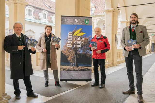 Suchen Patinnen und Paten: Johannes Gepp (Naturschutzbund), Landesrätin Ursula Lackner, Fritz Stockreiter (Berg- und Naturwacht Steiermark), Christian Mairhuber (Naturschutzbeauftragter des Landes Steiermark)  | Foto:  Land Steiermark/Purgstaller