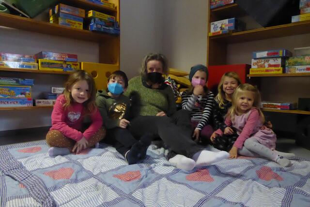 Beim „Vorleseglück" liest Martha Kogler Kindern ab drei Jahren Geschichten vor. | Foto: Öffentl. Bibliothek Enns