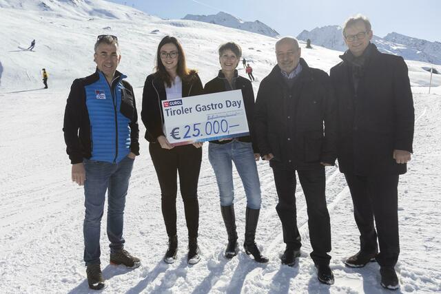 Freuen sich darüber Tiroler Familien helfen zu können: Alban Scheiber (Top Mountain Crosspoint), die Organisatorinnen Sabrina Sagernik und Yvonne Auer, Herbert Peer (Verein Netzwerk Tirol hilft) und Claus Scheiber (Vorstand Raiffeisenbank Sölden), v.l.n.r.. | Foto: Ötztal Tourismus