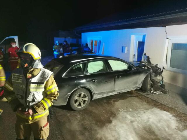 Stark betrunken und ohne Führerschein krachte die 33-Jährige mit dem Pkw eines Bekannten in ein Wohnhaus in Stanzach. | Foto: FFW Stanzach