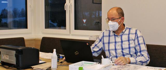 Christian Strach bei der Dateneingabe im Feuerwehrhaus. | Foto: Privat