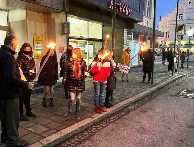 FCG Regionalvorsitzender KR Peter Kirchengast im Gespräch mit den betroffenen Elementarpädagoginnen aus dem Bezirk Voitsberg. | Foto: ÖGB-StZR