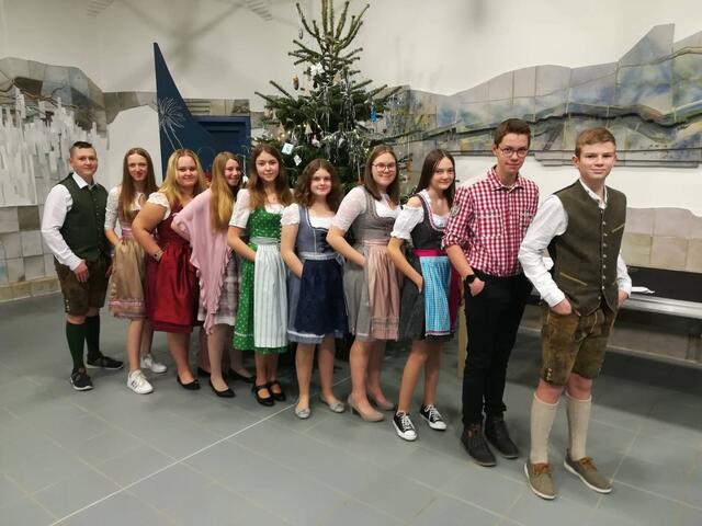 Wahlpflichtfach Volkstanz im Poly Birkfeld: vlnr: Gabriel Glatz, Leonie Schwarz, Angelina Jokesch, Sara Kroisleitner, Marie-Theres Schwaiger, Lisa Almer, Nadine Schweiger, Lena Heil, Christian Glößl, Lukas Holzer | Foto: PTS Birkfeld (2x)