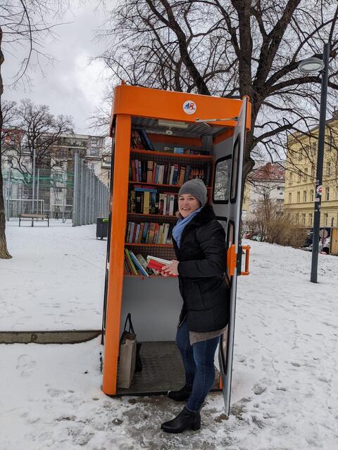 Bezirksrätin Theresa Auer bei der neuen Bücherkabine. | Foto: SPÖ Ottakring