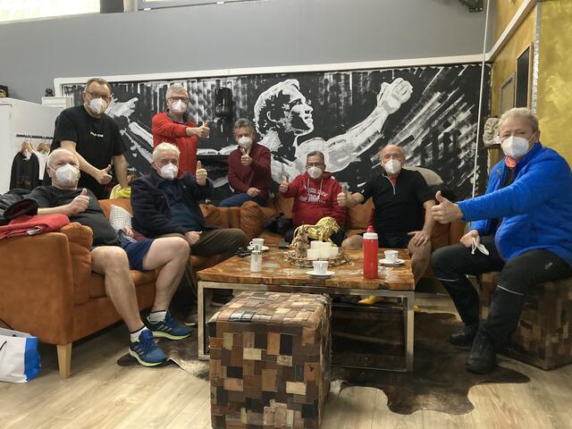 Wie sind alle stolz, Teil dieser Fitnessgruppe zu sein - einstweilen ein lustiger bunter Haufen mit den verschiedensten Charakteren, die das Lachen allezeit fördern!