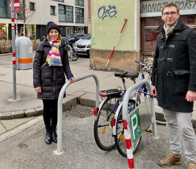 Martina Uitz-Arlamovsky, Neos-Klubvorsitzende und Bezirksrat Alexander Paul wollen die Radständer im 7. Bezirk verschönern. | Foto: Neos Neubau