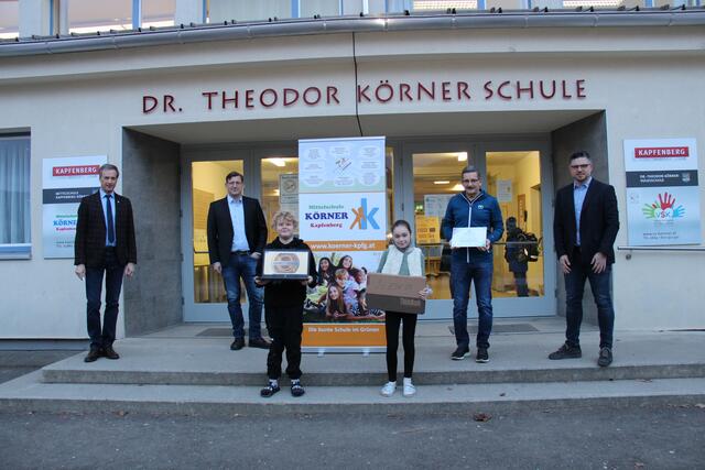Die Stadtgemeinde Kapfenberg (im Bild links Bürgermeister Fritz Kratzer und Philip Hiden) gratulierten der Mittelschule Körner zur Auszeichnung und sagte Unterstützung bei der Ausstattung zu. | Foto: Stadtgemeinde Kapfenberg