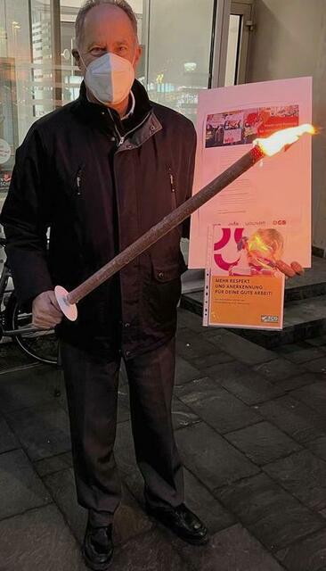 FCG-Regionalvorsitzender KR Peter Kirchengast, als GPA Mitglied (Gewerkschaft der privat Angestellten), weißt mit der flammenden Fackel auf die gemeinsamen Forderungen des diesjährigen Aktionstages hin. | Foto: ÖGB-StZR