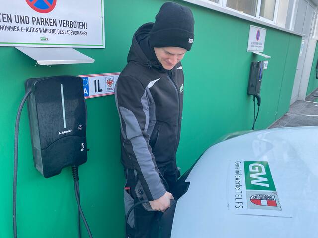 GemeindeWerke-Bereichsleiter Michael Hirn lädt sein E-Mobil. | Foto: GWTelfs