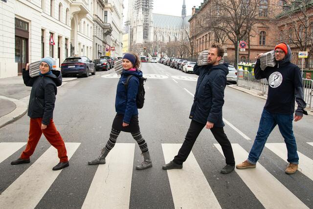 Verteilt wird die Zeitung in dreier und vierer Teams. | Foto: Bilderbüchi von der LobauBleibt Zeitung