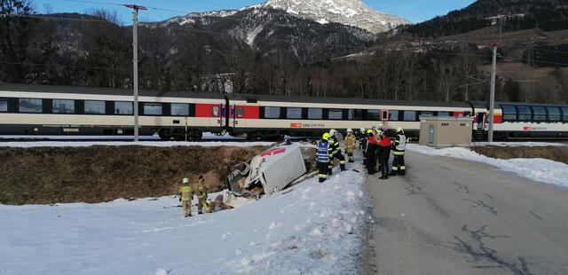 In der Gemeinde Aich kam es zu einer Kollision zwischen einem Paketdienst und einem Personenzug. | Foto: BFV Liezen/Schlüßlmayr