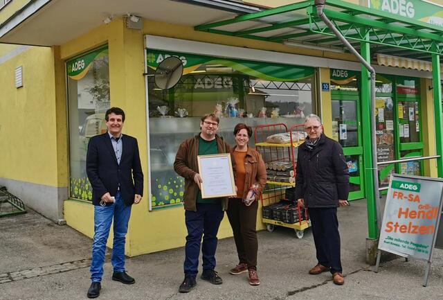 WK-Obmann Gerhard Oswald (links) und Seniorenbund-Landesobmannstellvertreter Albert Wutscher (rechts) überbrachten Wolfgang und Ilse Hassler eine Ehrenurkunde. | Foto: Privat