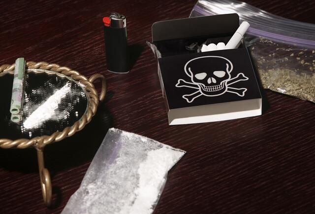 Das Trio soll im Großraum Wels Unmengen an chemischen Drogen verkauft haben. | Foto: PantherMedia/DesignPicsInc