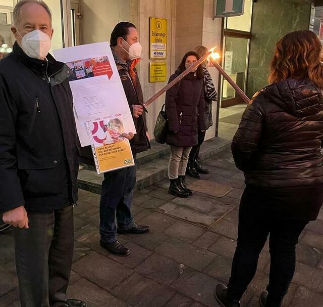 Die FCG Steir. Zentralraum mit Regionalvorsitzenden Peter Kirchengast (li) beteiligte sich auch am Aktionstag für die Elementarpädagogik. Organisierte wurde diese abendliche Protestaktion vom ÖGB Steirischer Zentralraum unter Regionalsekretär Thomas Wiedner (2.v.li).  | Foto: ÖGB-StZR