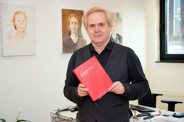 Wenn unklar ist, ob ein Name vergeben werden kann, wird im internationalen Namensbuch nachgeschaut, klärt Markus Tilly vom Standesamt auf. | Foto: IKM