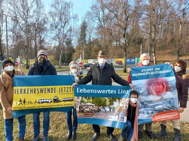Mit einer Transparent-Aktion machten Aktivistinnen und Aktivisten auf die Folgen der geplanten Westring-Autobahn aufmerksam. | Foto: Verkehrswende Jetzt!