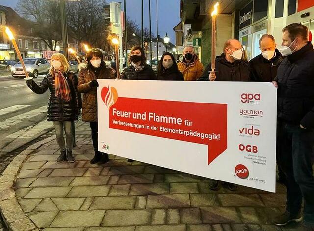 Gewerkschaftsfunktionäre:innen der gpa, younion und vida, sowie Elementarpädagoginnen aus dem Steirischen Zentralraum protestierten vor dem Rathaus in der Stadt Voitsberg. | Foto: ÖGB-StZR