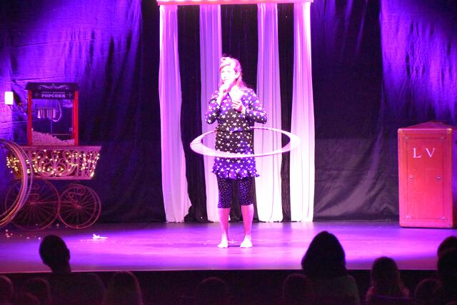Anna Sandreuther ist eine Meisterin ihres Faches, wenn es um HulaHopps geht.  | Foto: Barbara Fluckinger