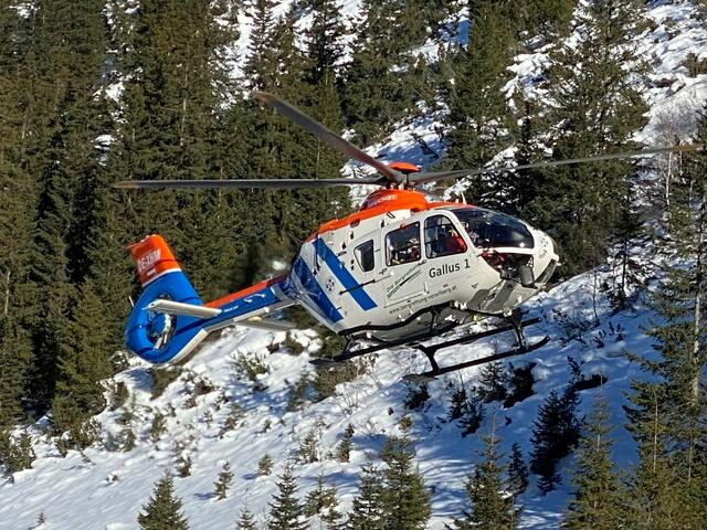 Der verletzte Skifahrer wurde mit dem Notarzthubschrauber in das KH Zams geflogen (Symbolbild). | Foto: Heidegger